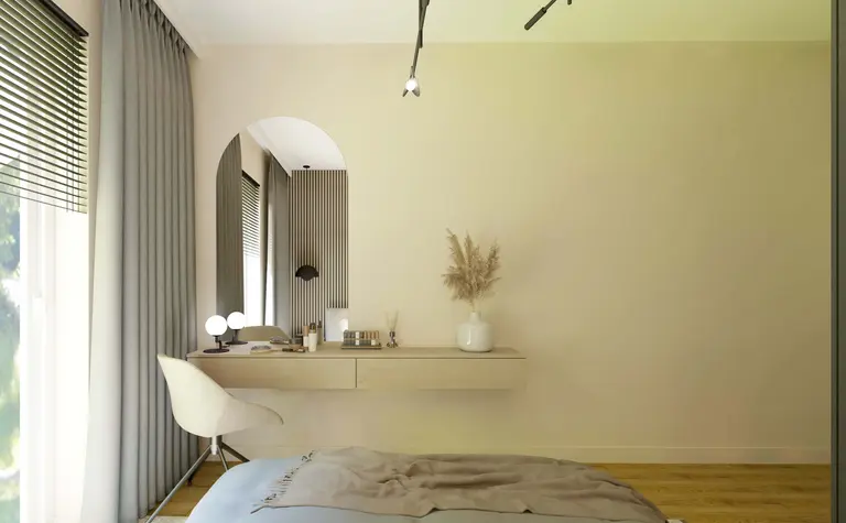 Minimalistyczne wnętrze z biurkiem, zasłonami i roślinnością w stylu boho, japandi, soft minimalizm.