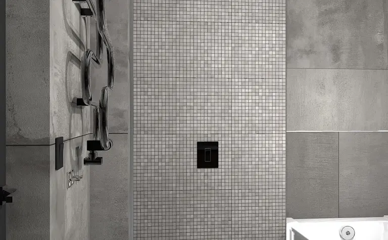 Nowoczesna łazienka z szarymi i białymi akcentami, inspirowana stylem dopamine decor, industrialnym, japandi.