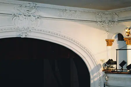 Zdobione wnętrze z elementami art deco, glamour i quiet luxury.
