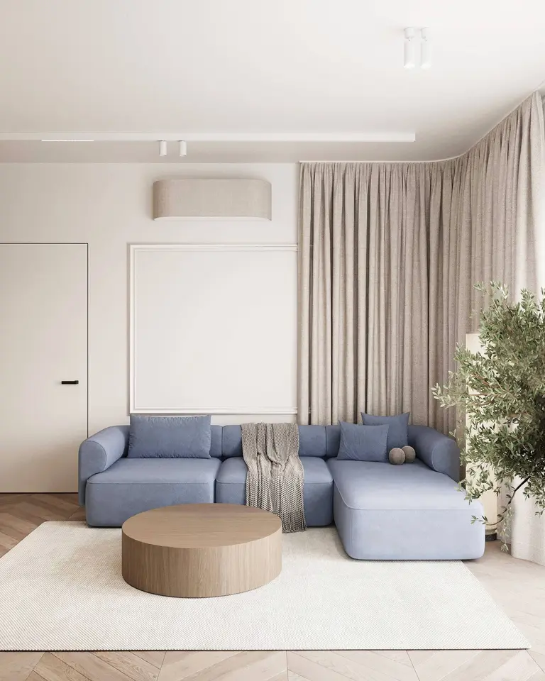 Nowoczesny salon z niebieską sofą, drewnianym stolikiem, minimalistycznym designem.