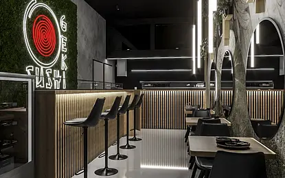 Wnętrze restauracji z drewnianym barem i nowoczesnym oświetleniem.