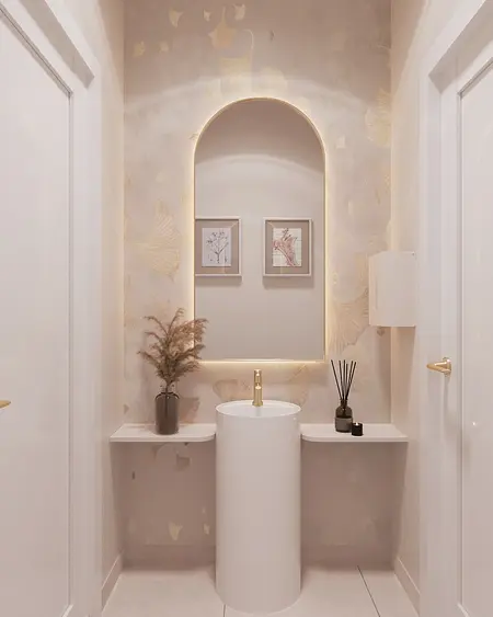 Minimalistyczna toaleta z białą umywalką i złotymi detalami.