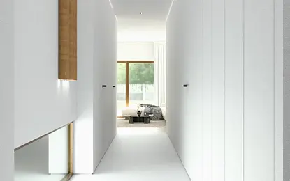 Korytarz w stylu minimalistycznym z białymi ścianami i drewnianymi detalami.