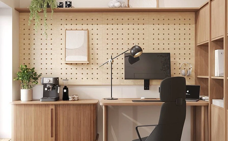 Wnętrze biura w stylu japandi i minimalistycznym z drewnianym biurkiem i nowoczesnym fotelem.