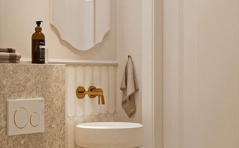 Elegancka łazienka w stylu art deco i eklektycznym z białymi meblami.