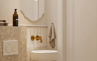 Elegancka łazienka w stylu art deco i eklektycznym z białymi meblami.