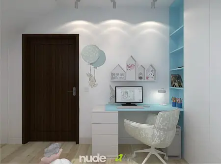 Pokój dziecięcy z biurkiem, niebieskimi akcentami i drewnianymi elementami.