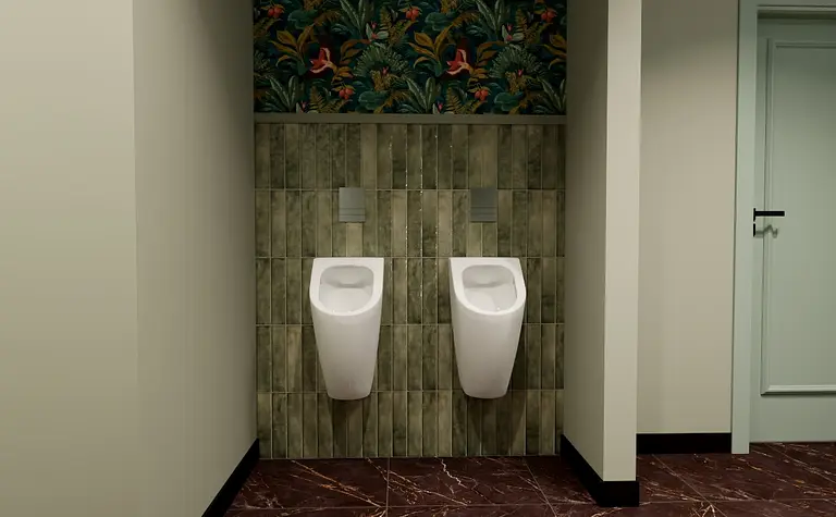 Toaleta z eklektycznym wystrojem, białe pisuary i zielona tapeta.