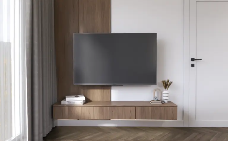 Salon z telewizorem, drewnianymi meblami i zasłonami.