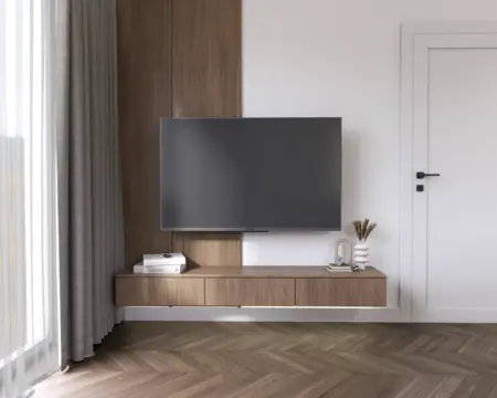 Salon z telewizorem, drewnianymi meblami i zasłonami.