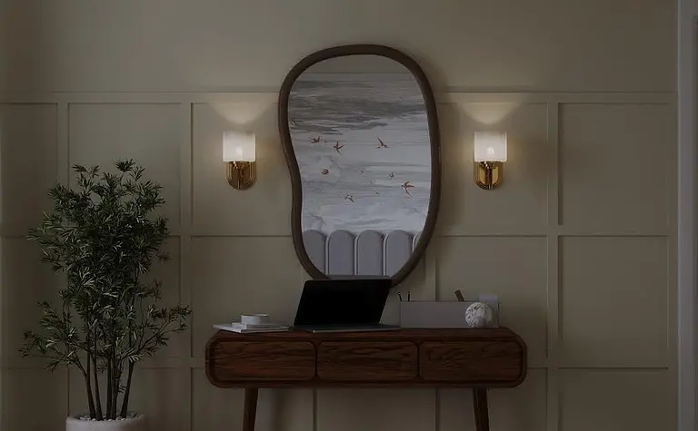 Wnętrze w stylu art deco i eklektycznym z biurkiem, lustrem i rośliną.