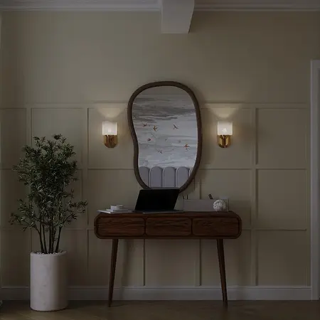 Wnętrze w stylu art deco i eklektycznym z biurkiem, lustrem i rośliną.