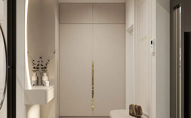 Przestronny przedpokój w stylu art deco z beżowymi meblami i dekoracjami glamour.