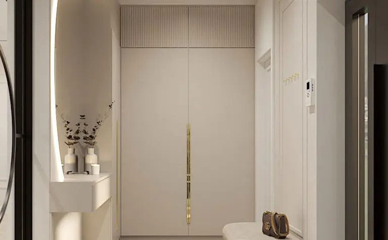 Przestronny przedpokój w stylu art deco z beżowymi meblami i dekoracjami glamour.