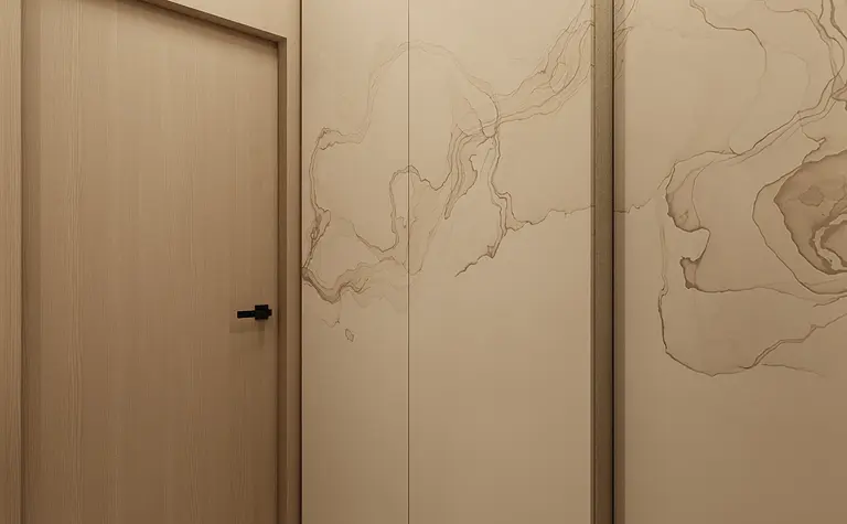 Nowoczesny hol w stylu japandi z drewnianymi ścianami i minimalistycznymi detalami.