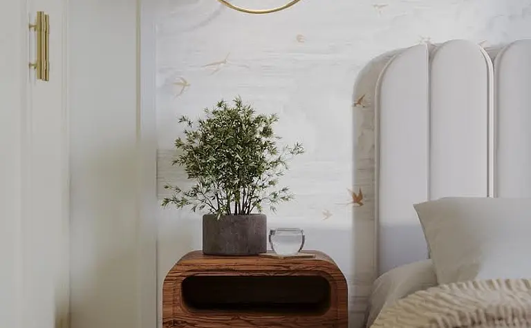 Sypialnia w stylu art deco i eklektycznym z drewnianym stolikiem nocnym i lampą.