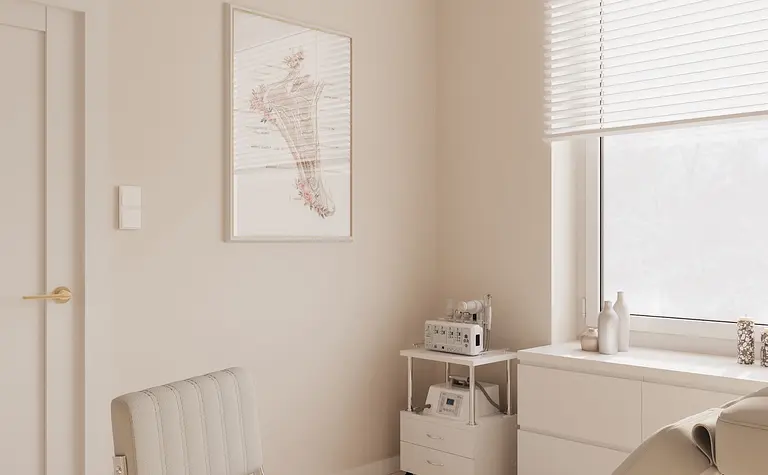 Gabinet w stylu minimalistycznym z białymi meblami i jasnymi dodatkami.