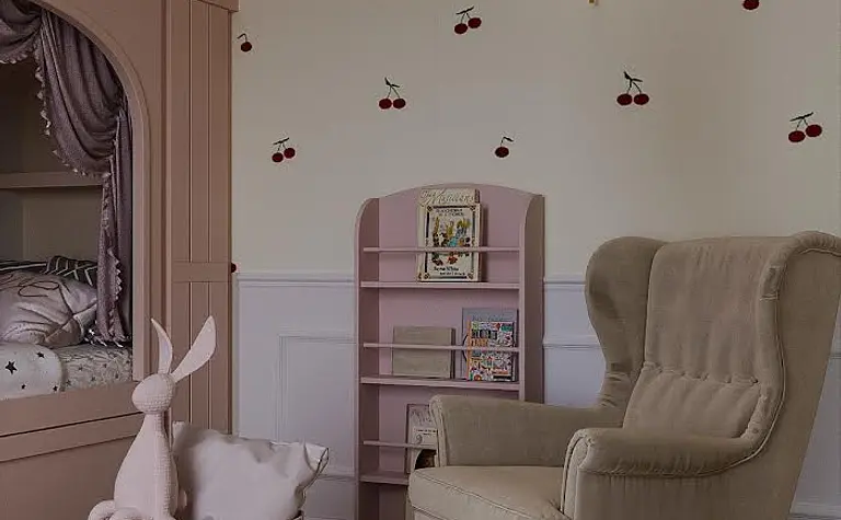 Pokój dziecięcy w stylu art deco i eklektycznym z różowymi elementami.