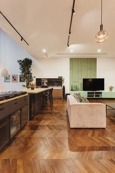 Nowoczesne wnętrze salonu z elementami dopamine decor, eklektycznymi, industrialnymi, rustykalnymi i vintage.