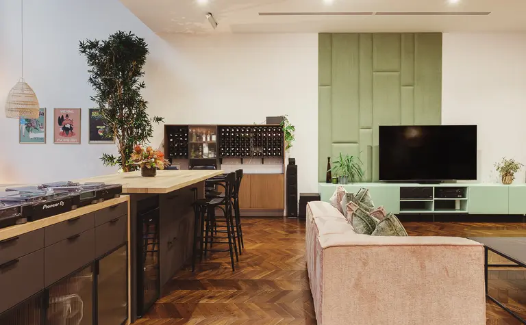 Nowoczesne wnętrze salonu z elementami dopamine decor, eklektycznymi, industrialnymi, rustykalnymi i vintage.