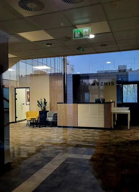 Nowoczesna recepcja z drewnianymi detalami i roślinami, współczesne wnętrze biura.