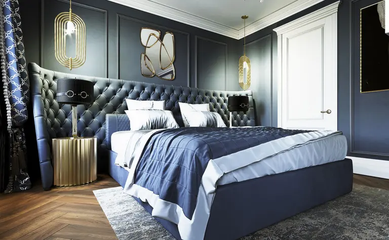 Sypialnia w stylu glamour z niebieskim łóżkiem, złotymi detalami i nowoczesnym oświetleniem.