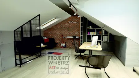 Poddasze w stylu industrialnym z biurkiem i sofą