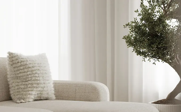 Wnętrze salonu z beżową sofą, rośliną i białymi zasłonami w stylu industrialnym, japandi i minimalistycznym.