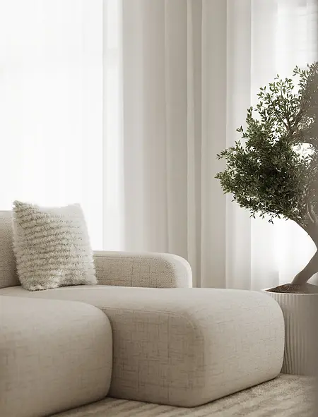 Wnętrze salonu z beżową sofą, rośliną i białymi zasłonami w stylu industrialnym, japandi i minimalistycznym.
