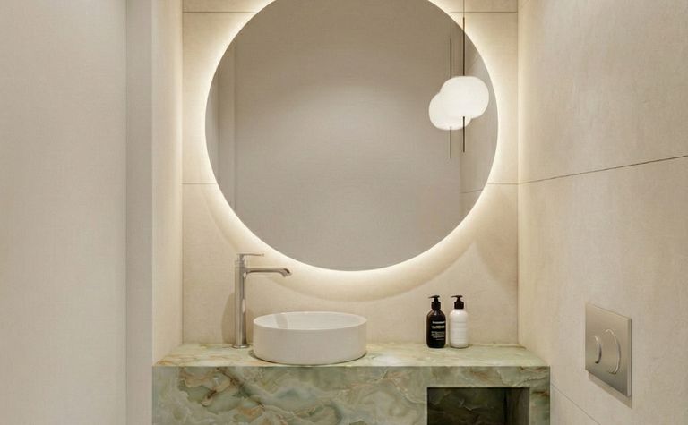 Nowoczesna łazienka z okrągłym lustrem i marmurową umywalką, eklektyczny i tradycyjny styl.