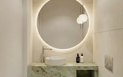 Nowoczesna łazienka z okrągłym lustrem i marmurową umywalką, eklektyczny i tradycyjny styl.