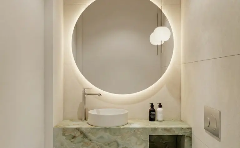 Nowoczesna łazienka z okrągłym lustrem i marmurową umywalką, eklektyczny i tradycyjny styl.