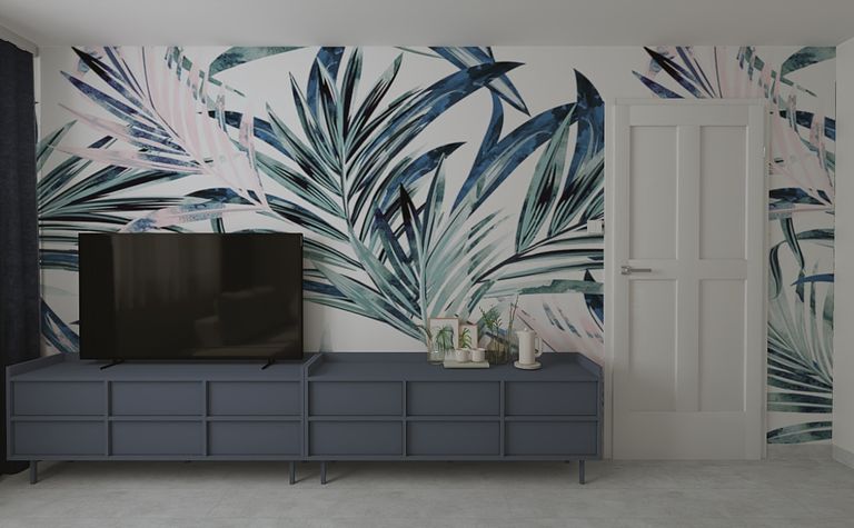 Wnętrze z telewizorem na szafce, roślinnym muralem i niebieskimi akcentami.
