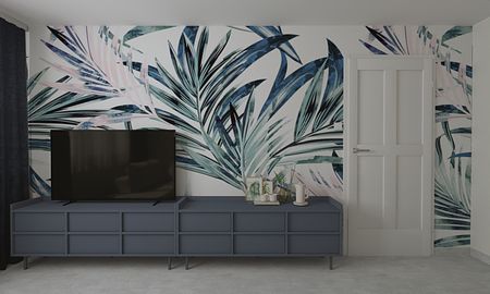 Wnętrze z telewizorem na szafce, roślinnym muralem i niebieskimi akcentami.