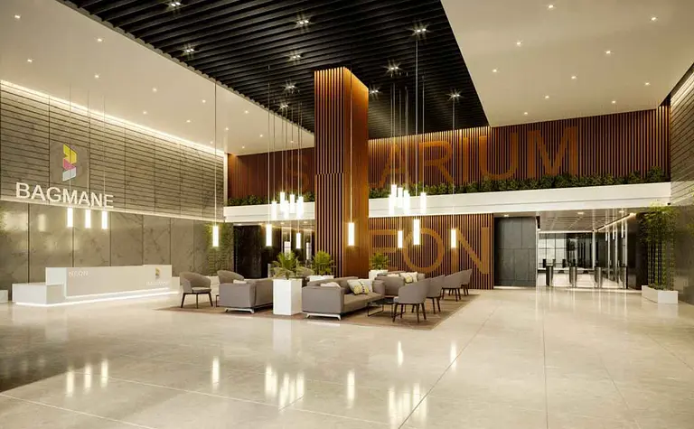 Nowoczesna recepcja z meblami, roślinnością i dużymi oknami.