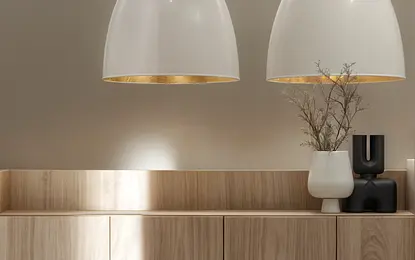 Eklektyczne wnętrze z drewnianym blatem, białymi lampami i nowoczesnymi akcesoriami.