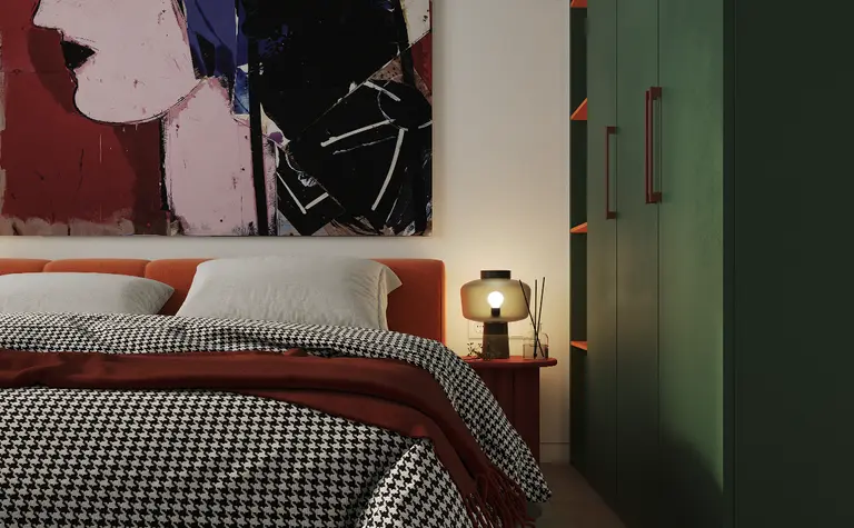 Wnętrze sypialni z pomarańczowym łóżkiem, zieloną szafą i artystycznym obrazem w tle. Styl: art deco, glamour, vintage.