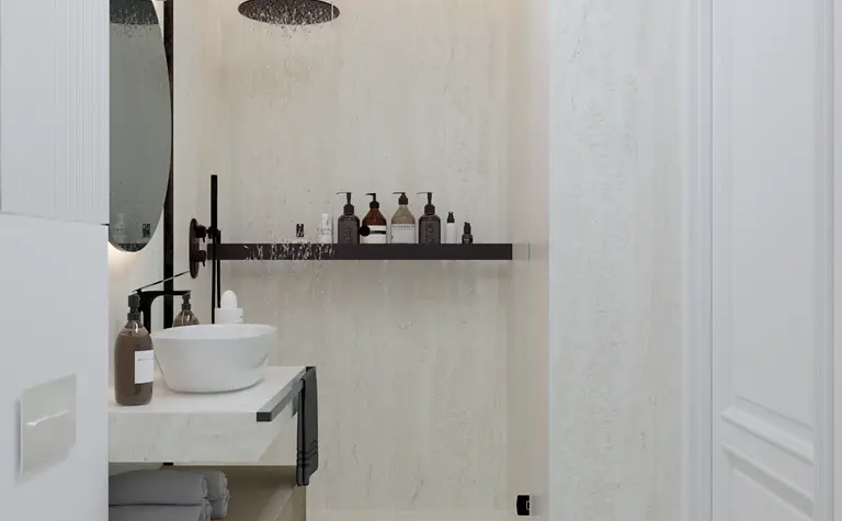 Nowoczesna łazienka w stylu minimalistycznym z elementami art deco i quiet luxury.