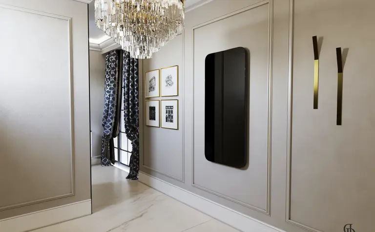 Elegancki przedpokój z lustrem, żyrandolem i zasłonami w stylu glamour, nowoczesnym i quiet luxury.
