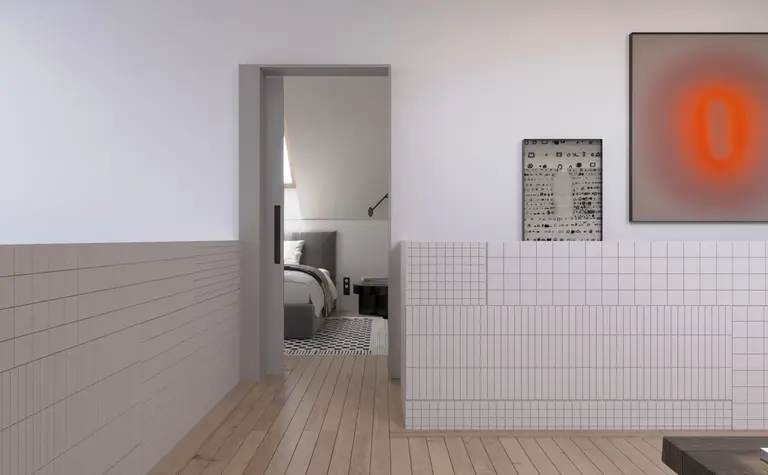 Wnętrze z nowoczesnymi akcentami, białymi ścianami i drewnianą podłogą, styl dopamine decor, eklektyczny.
