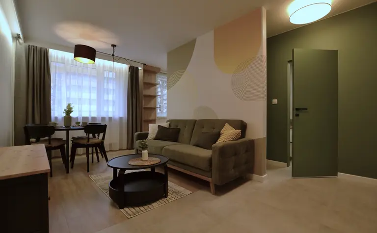 Salon w stylu minimalistycznym z nowoczesnymi meblami i skandynawskimi akcentami.