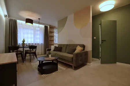 Salon w stylu minimalistycznym z nowoczesnymi meblami i skandynawskimi akcentami.