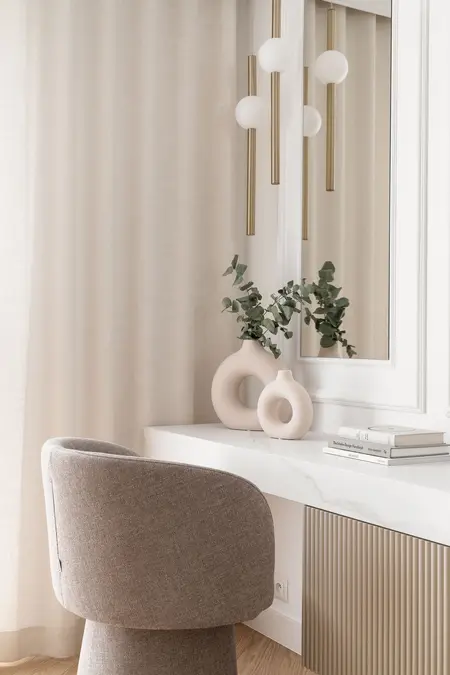 Współczesne wnętrze z biurkiem, rośliną i lampą.