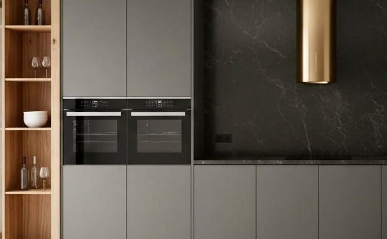 Nowoczesna kuchnia minimalistyczna z szarymi meblami i drewnianymi detalami.