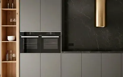 Nowoczesna kuchnia minimalistyczna z szarymi meblami i drewnianymi detalami.