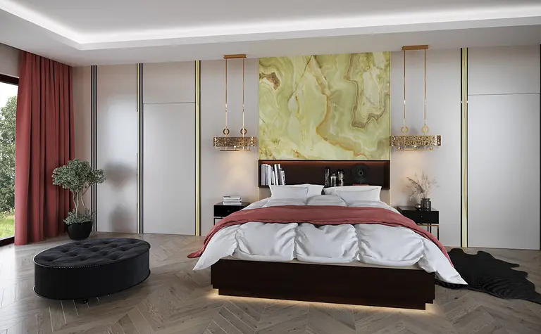 Wnętrze sypialni z nowoczesnym łóżkiem, złotymi lampami i drewnianą podłogą.