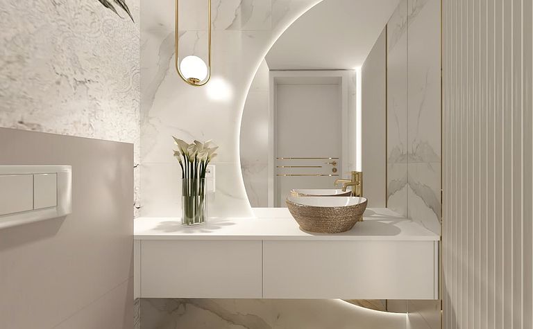 Elegancka łazienka w stylu eklektycznym i glamour z białymi płytkami i złotymi detalami.