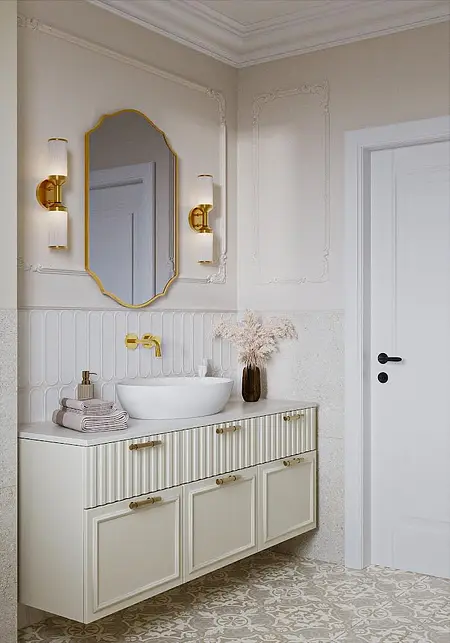 Nowoczesna łazienka w stylu art deco i eklektycznym z białą umywalką i złotymi detalami.