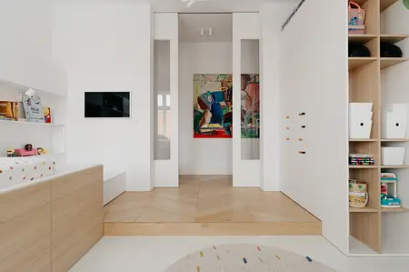 Przedpokój w stylu eklektycznym z minimalistycznymi meblami i kolorowymi akcentami.