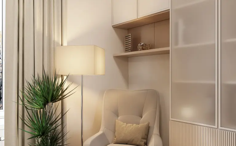 Wnętrze w stylu art deco z jasnym fotelem, rośliną i lampą.